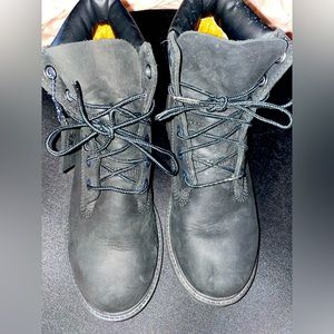 Never worn Timberland 6" Classic Boot - Big Kid - Black size 4